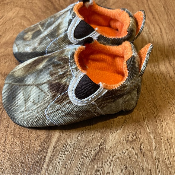 Bundle of infant mixed name brand shoes and slippers! - Picture 10 of 16